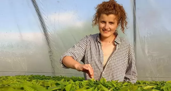 От сладкого до острого: на Виннитчине бывшая учительница выращивает перец и готовит военным обеды
