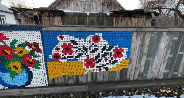 Украина из пластиковых крышечек: супруги на Черниговщине украшают забор необычной мозаикой