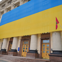 В Харьковской ОГА вывесили большой флаг. Фото: пресс-служба