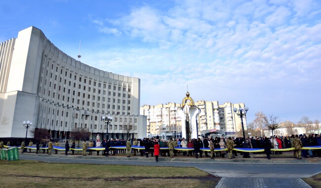 На Киевской площади Луцка состоялось развертывание 200-метрового флага Украины и поднятие, одновременно со всей страной, высшего Государственного Флага области. Фото: пресс-служба